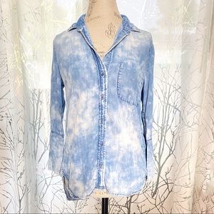 Cloth + Stone tie dye blue chambray collared button down top shirt 1/2 sleeves